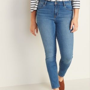 Women’s Curvy Light Wash Jeans